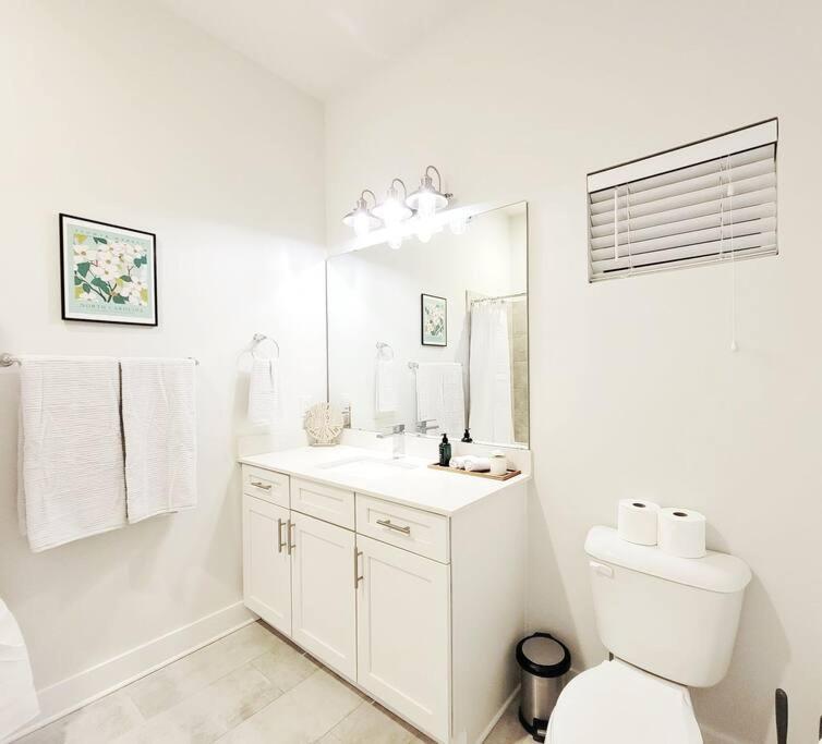 New Stylish Getaway- 5 Mil To Uptown/3 Smart Tvs! Apartment Charlotte Exterior photo