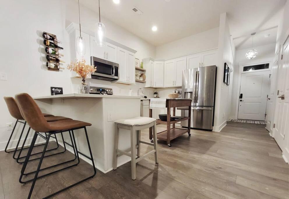 New Stylish Getaway- 5 Mil To Uptown/3 Smart Tvs! Apartment Charlotte Exterior photo