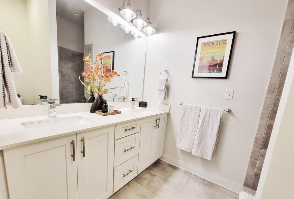New Stylish Getaway- 5 Mil To Uptown/3 Smart Tvs! Apartment Charlotte Exterior photo