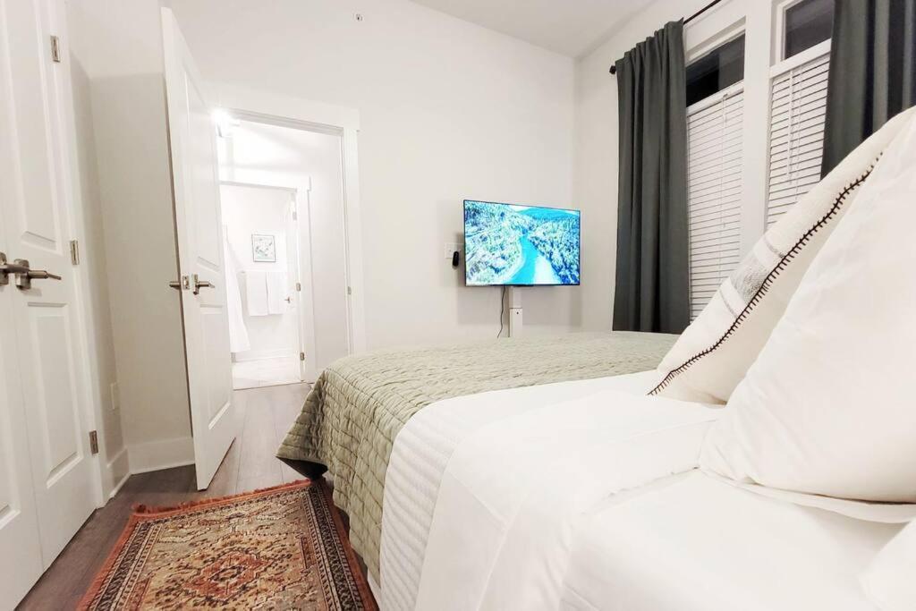 New Stylish Getaway- 5 Mil To Uptown/3 Smart Tvs! Apartment Charlotte Exterior photo