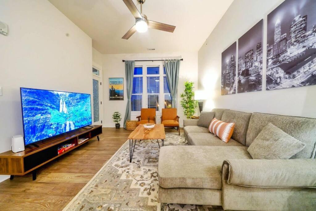 New Stylish Getaway- 5 Mil To Uptown/3 Smart Tvs! Apartment Charlotte Exterior photo