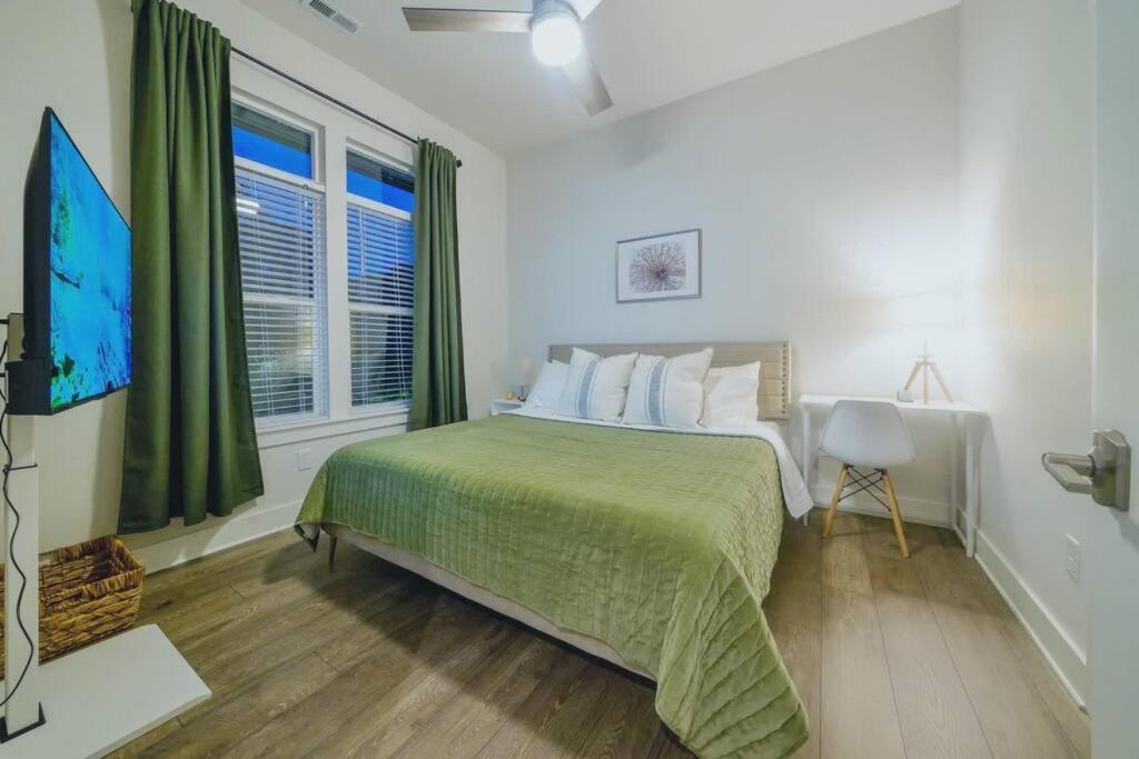 New Stylish Getaway- 5 Mil To Uptown/3 Smart Tvs! Apartment Charlotte Exterior photo
