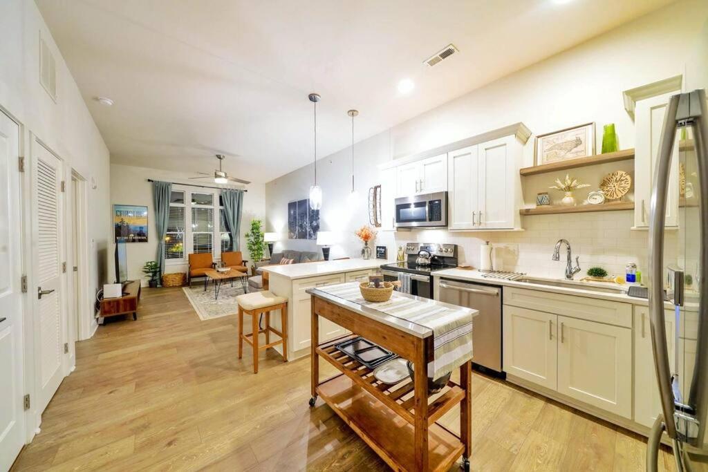 New Stylish Getaway- 5 Mil To Uptown/3 Smart Tvs! Apartment Charlotte Exterior photo