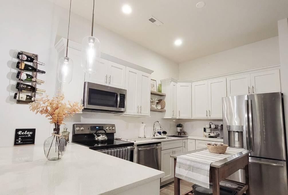 New Stylish Getaway- 5 Mil To Uptown/3 Smart Tvs! Apartment Charlotte Exterior photo