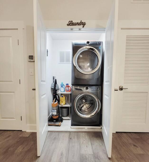 New Stylish Getaway- 5 Mil To Uptown/3 Smart Tvs! Apartment Charlotte Exterior photo