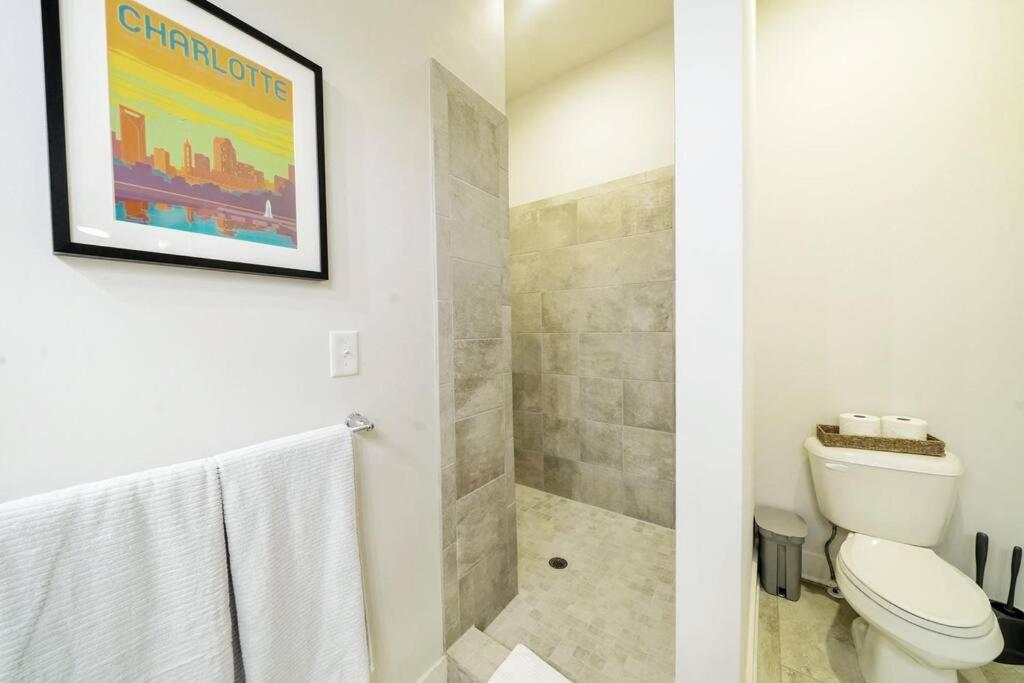 New Stylish Getaway- 5 Mil To Uptown/3 Smart Tvs! Apartment Charlotte Exterior photo