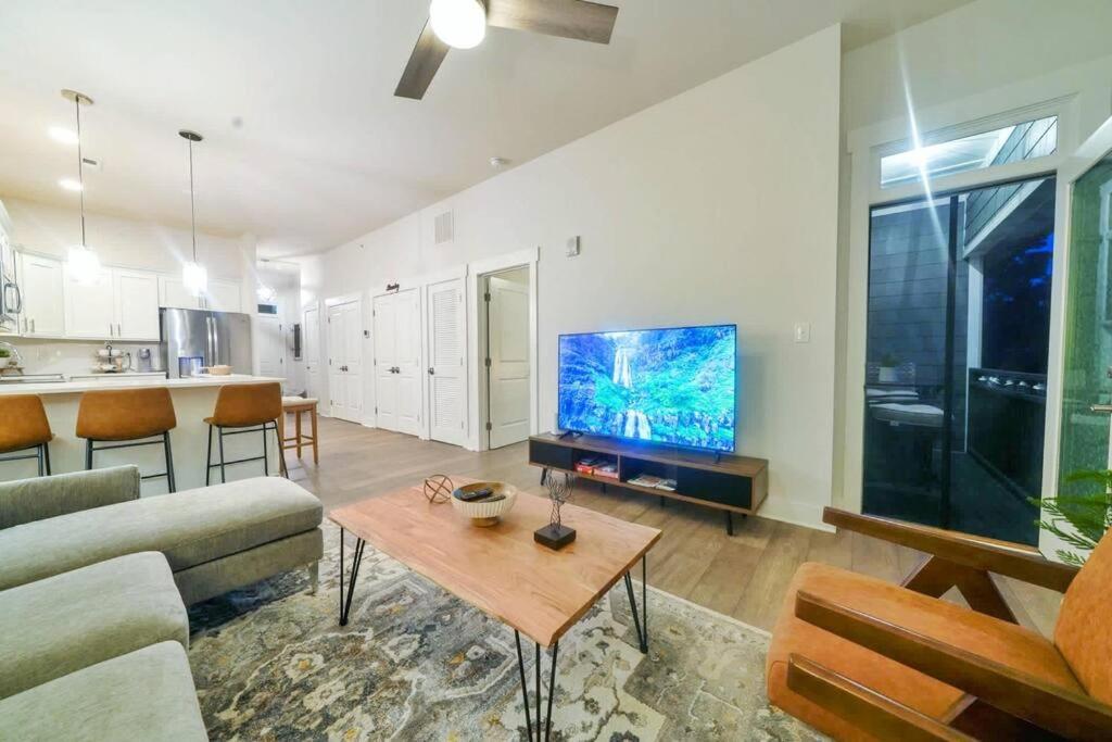 New Stylish Getaway- 5 Mil To Uptown/3 Smart Tvs! Apartment Charlotte Exterior photo