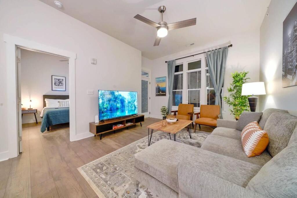 New Stylish Getaway- 5 Mil To Uptown/3 Smart Tvs! Apartment Charlotte Exterior photo