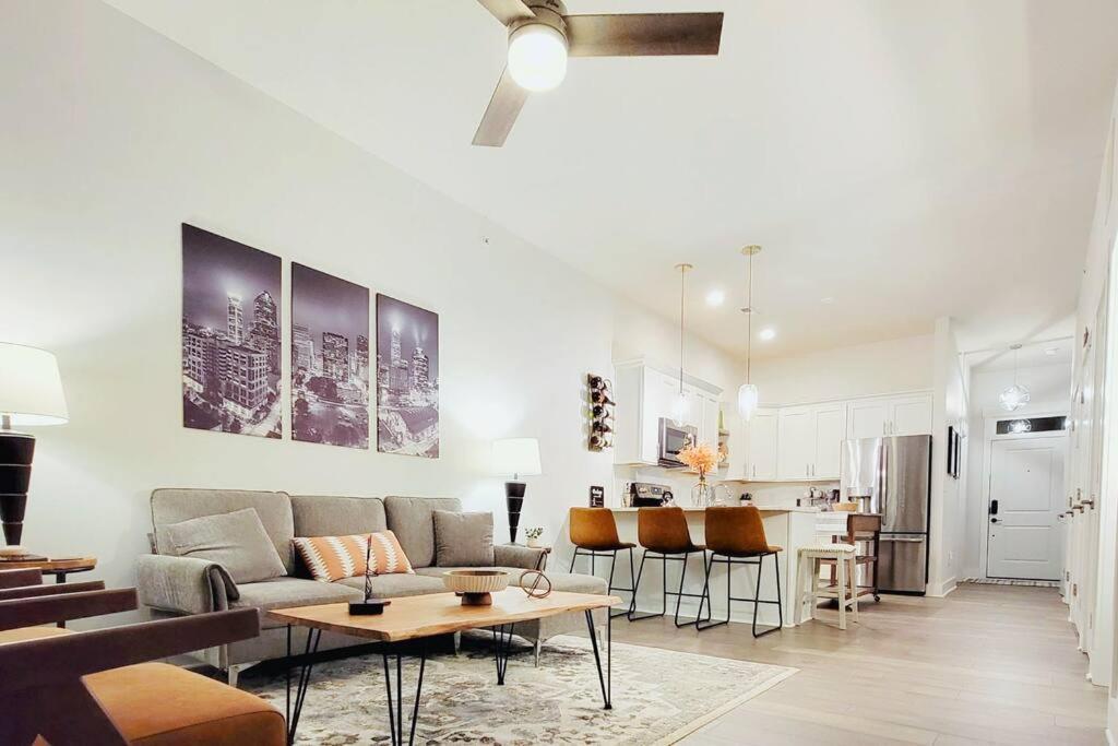 New Stylish Getaway- 5 Mil To Uptown/3 Smart Tvs! Apartment Charlotte Exterior photo